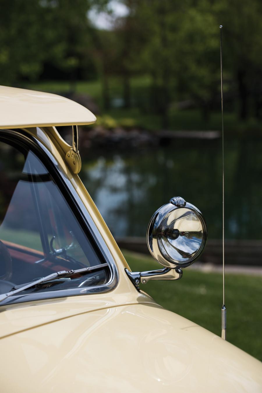 Детали экстерьера Chrysler Royal Town & Country Station Wagon (C48S) 1950 года  (фото 13 из 25)